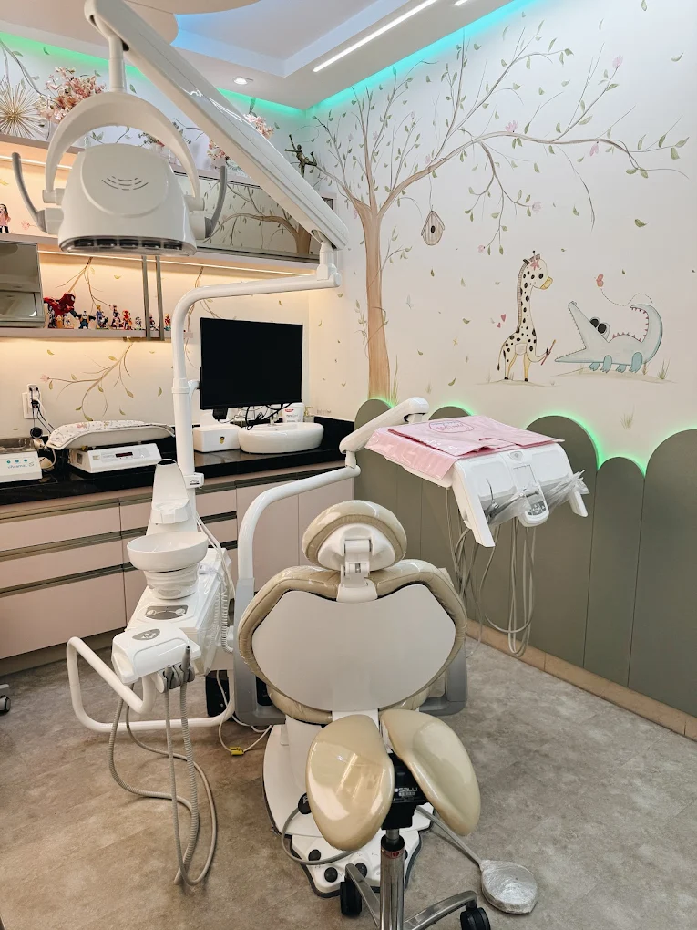 Cadeira odontológica infantil com decoração lúdica e iluminação acolhedora