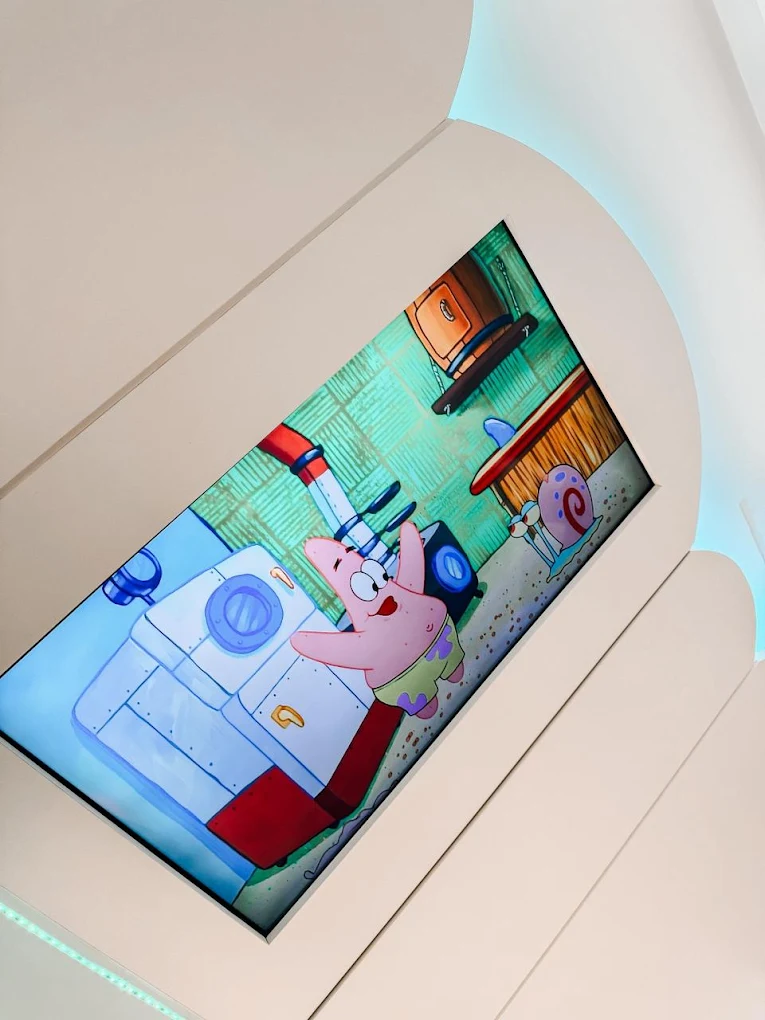 TV instalada no teto para distrair e confortar as crianças durante o atendimento